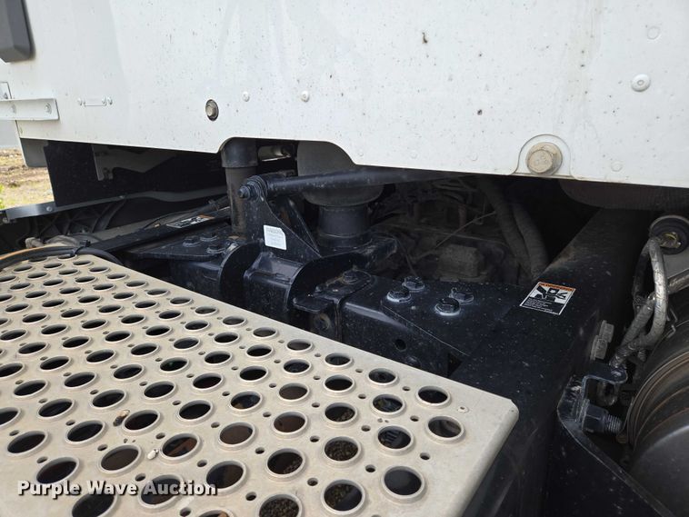 image for item EN8038 2017 Kenworth T680 semi truck