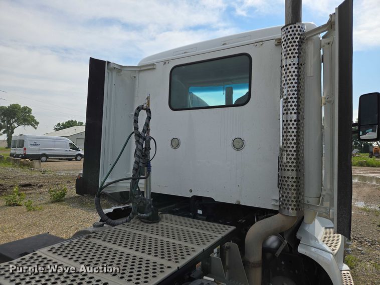 image for item EN8038 2017 Kenworth T680 semi truck