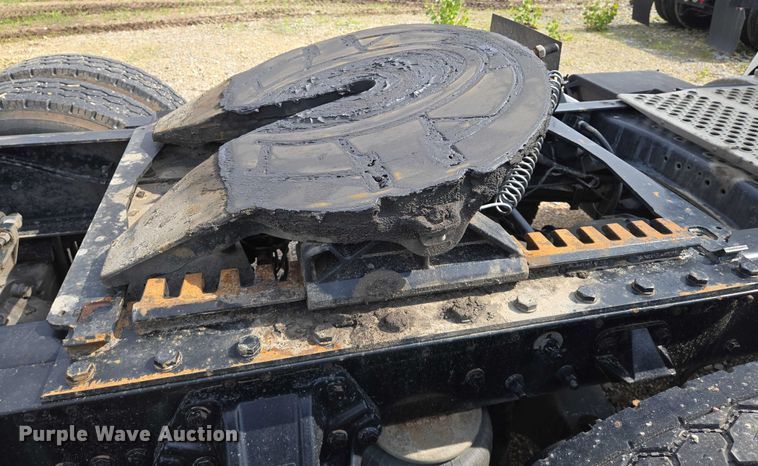 image for item EN8038 2017 Kenworth T680 semi truck