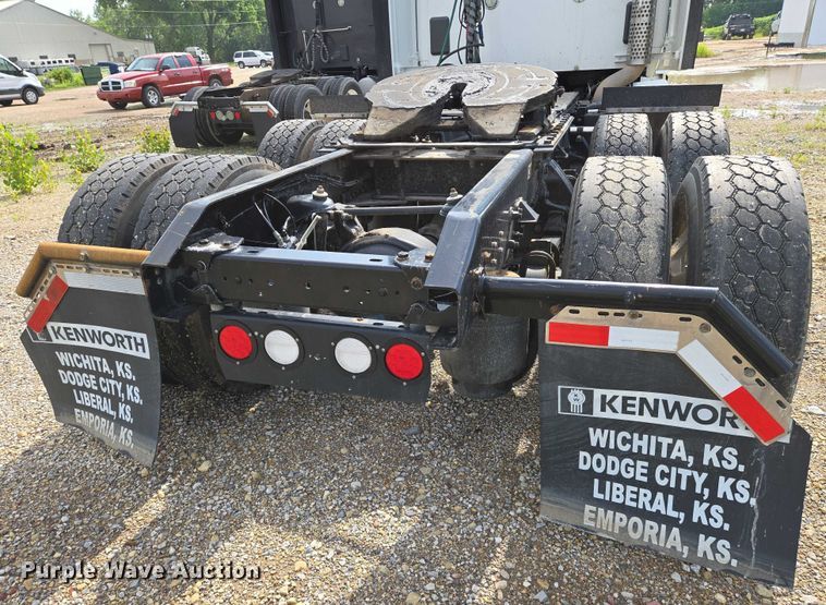image for item EN8038 2017 Kenworth T680 semi truck