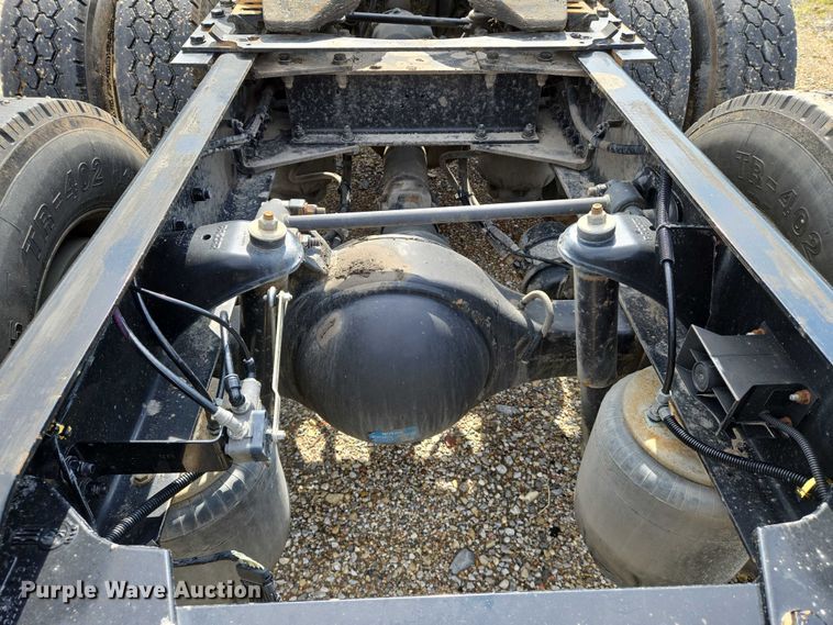 image for item EN8038 2017 Kenworth T680 semi truck