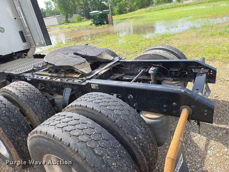 image for item EN8038 2017 Kenworth T680 semi truck