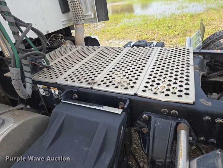 image for item EN8038 2017 Kenworth T680 semi truck