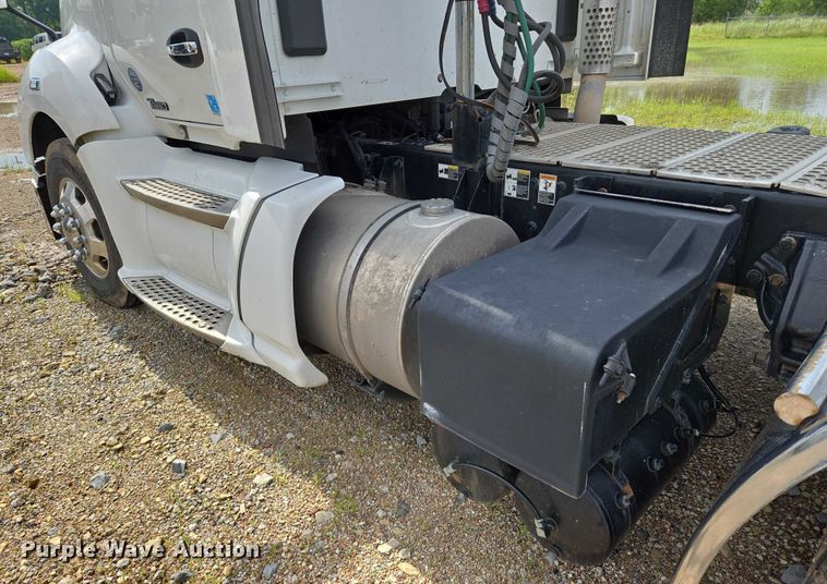 image for item EN8038 2017 Kenworth T680 semi truck