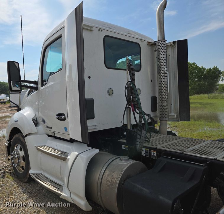 image for item EN8038 2017 Kenworth T680 semi truck