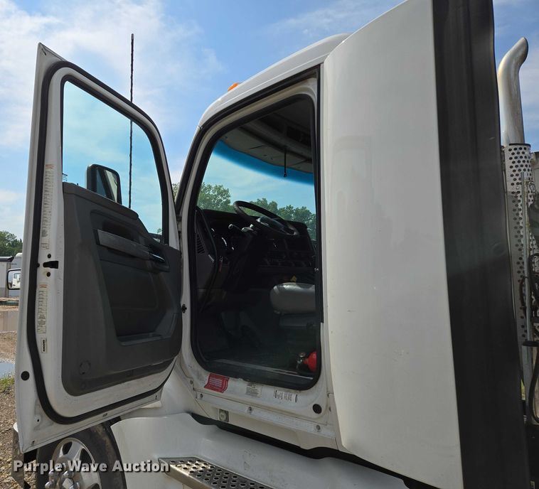 image for item EN8038 2017 Kenworth T680 semi truck