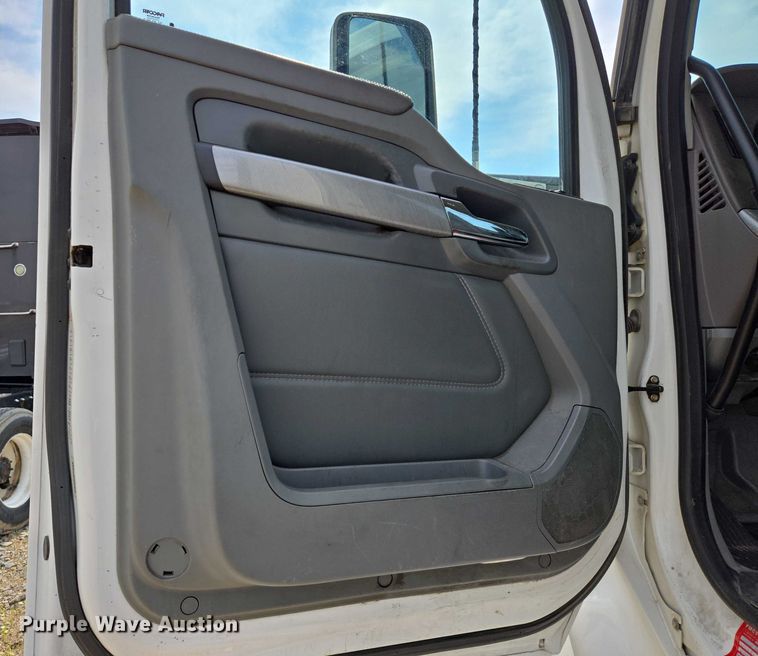 image for item EN8038 2017 Kenworth T680 semi truck