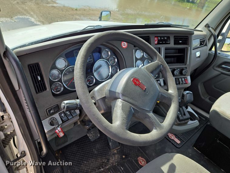 image for item EN8038 2017 Kenworth T680 semi truck