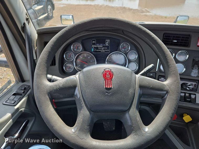 image for item EN8038 2017 Kenworth T680 semi truck