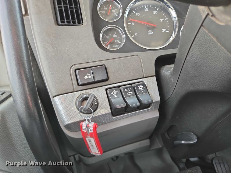 image for item EN8038 2017 Kenworth T680 semi truck