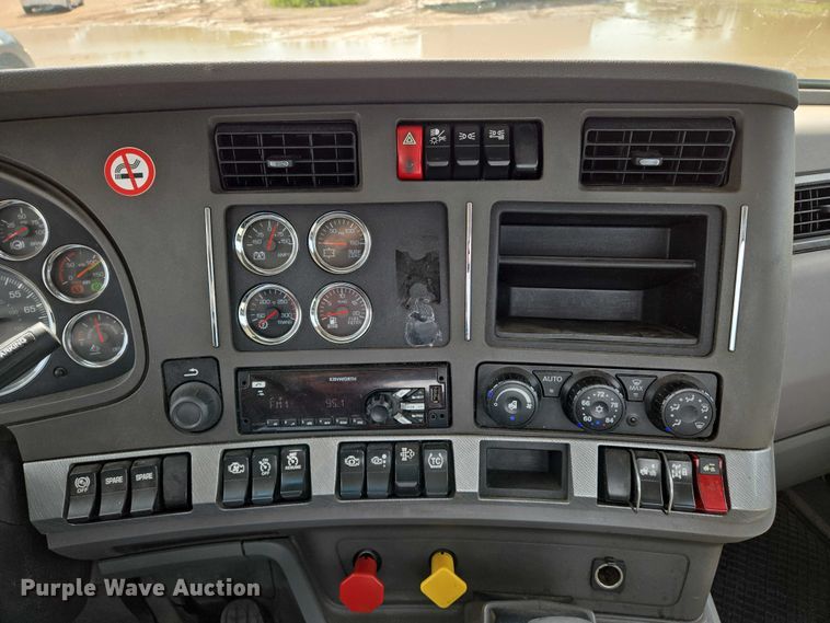 image for item EN8038 2017 Kenworth T680 semi truck