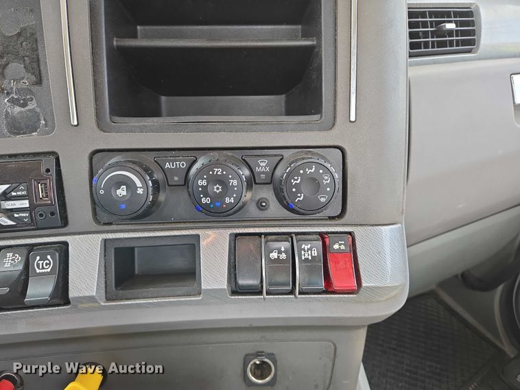 image for item EN8038 2017 Kenworth T680 semi truck