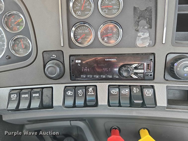 image for item EN8038 2017 Kenworth T680 semi truck