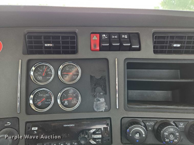 image for item EN8038 2017 Kenworth T680 semi truck