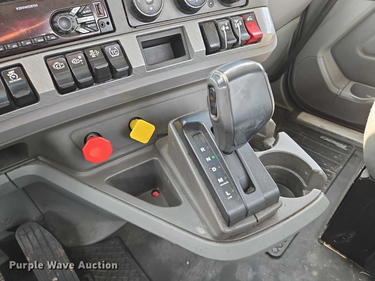 image for item EN8038 2017 Kenworth T680 semi truck