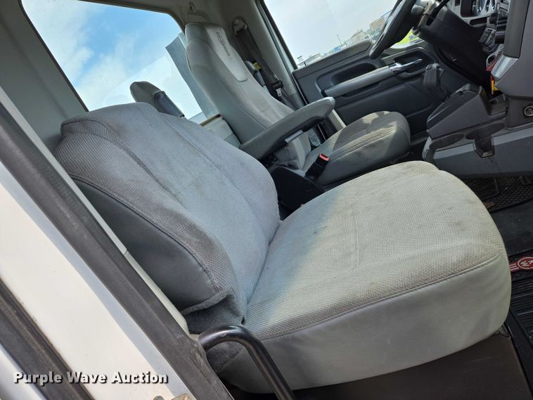 image for item EN8038 2017 Kenworth T680 semi truck