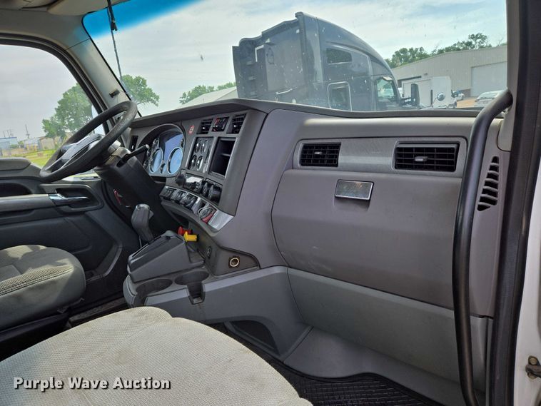 image for item EN8038 2017 Kenworth T680 semi truck