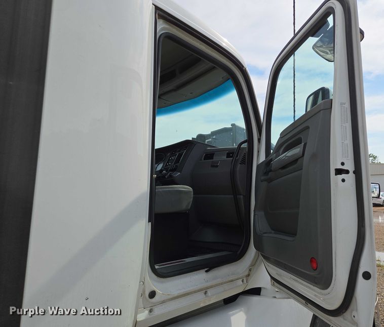 image for item EN8038 2017 Kenworth T680 semi truck