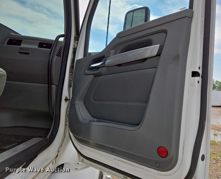 image for item EN8038 2017 Kenworth T680 semi truck