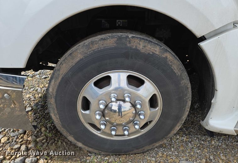 image for item EN8038 2017 Kenworth T680 semi truck