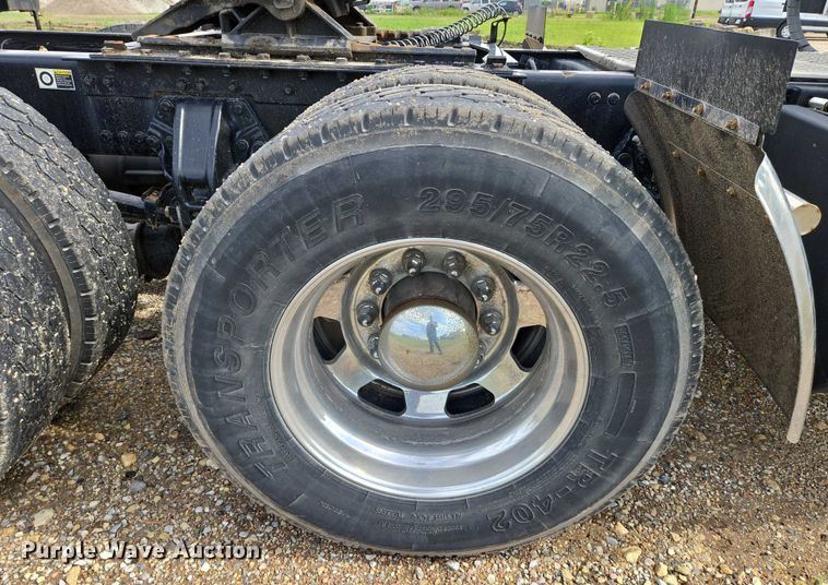 image for item EN8038 2017 Kenworth T680 semi truck