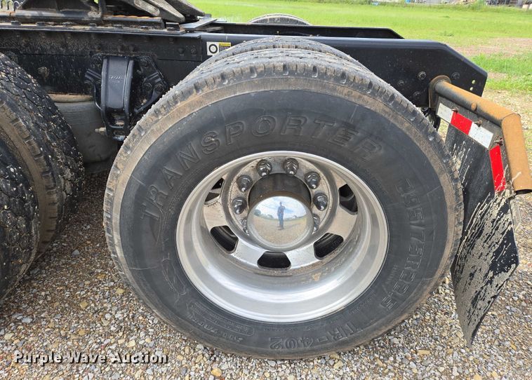 image for item EN8038 2017 Kenworth T680 semi truck