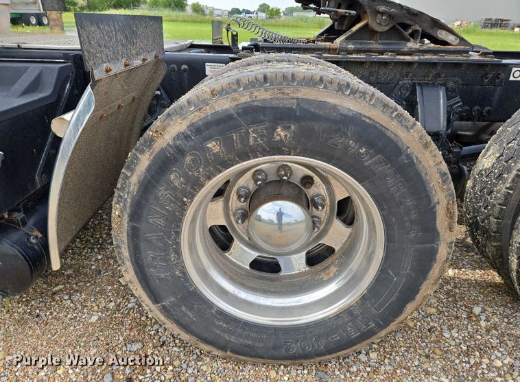 image for item EN8038 2017 Kenworth T680 semi truck