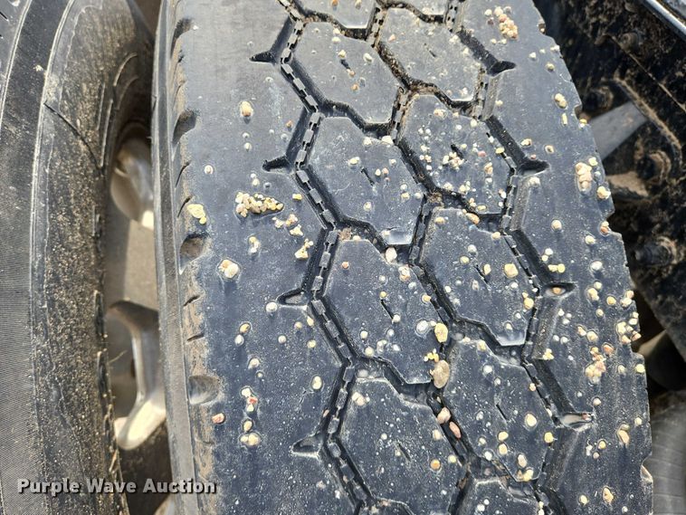 image for item EN8038 2017 Kenworth T680 semi truck