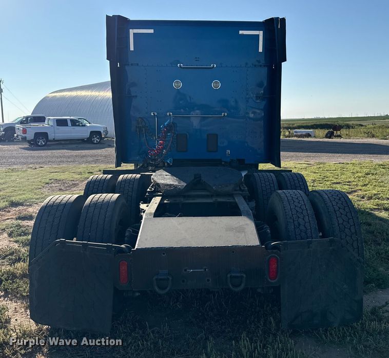 image for item EP0584 2016 Peterbilt 579 semi truck