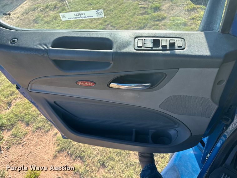 image for item EP0584 2016 Peterbilt 579 semi truck