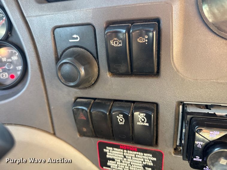 image for item EP0584 2016 Peterbilt 579 semi truck