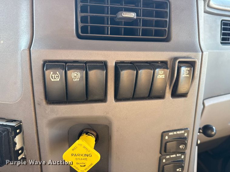 image for item EP0584 2016 Peterbilt 579 semi truck