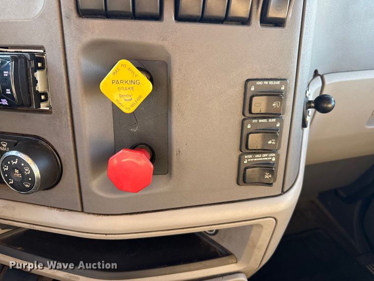 image for item EP0584 2016 Peterbilt 579 semi truck