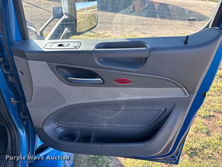 image for item EP0584 2016 Peterbilt 579 semi truck