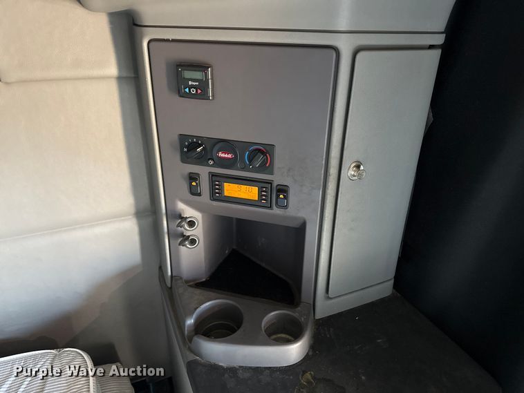 image for item EP0584 2016 Peterbilt 579 semi truck