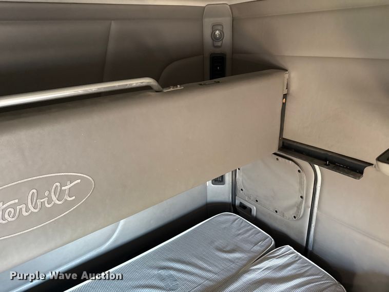 image for item EP0584 2016 Peterbilt 579 semi truck