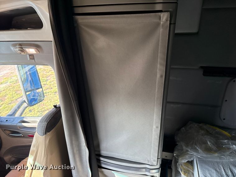 image for item EP0584 2016 Peterbilt 579 semi truck