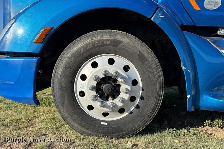 image for item EP0584 2016 Peterbilt 579 semi truck