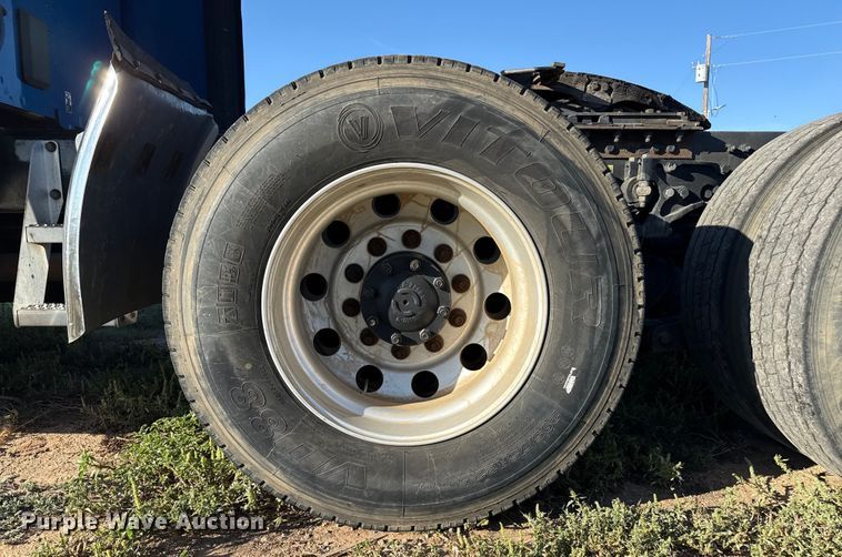 image for item EP0584 2016 Peterbilt 579 semi truck