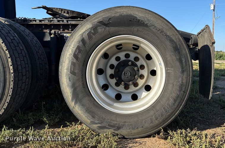 image for item EP0584 2016 Peterbilt 579 semi truck