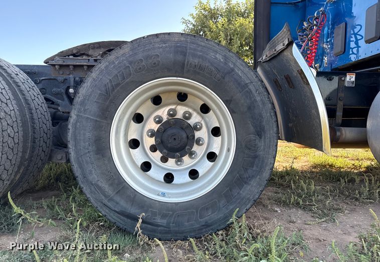 image for item EP0584 2016 Peterbilt 579 semi truck