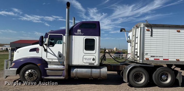 image for item EP0600 2009 Kenworth T600 semi truck