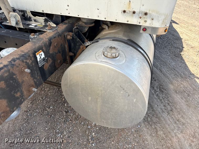 image for item EP0600 2009 Kenworth T600 semi truck