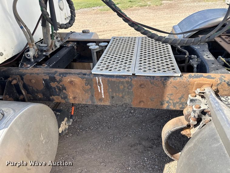 image for item EP0600 2009 Kenworth T600 semi truck