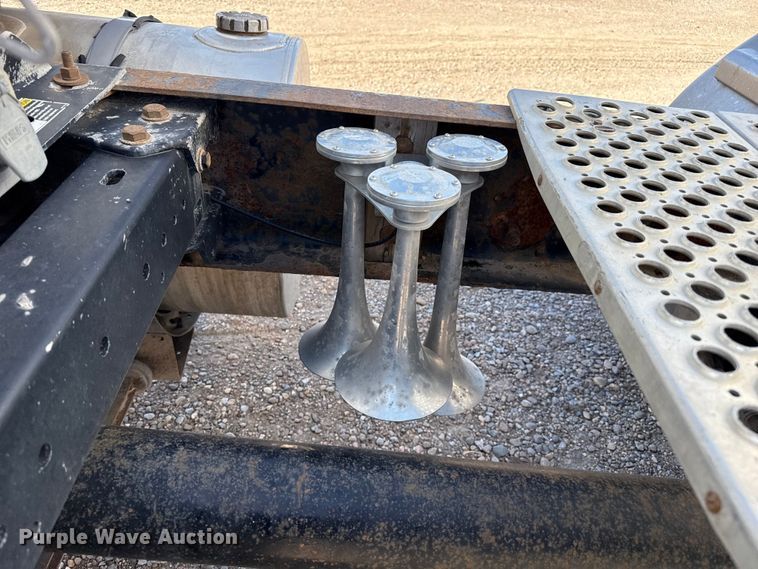 image for item EP0600 2009 Kenworth T600 semi truck