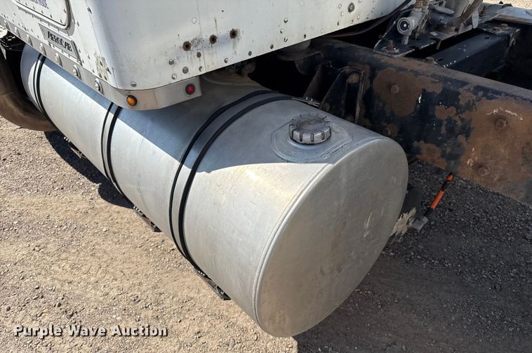 image for item EP0600 2009 Kenworth T600 semi truck