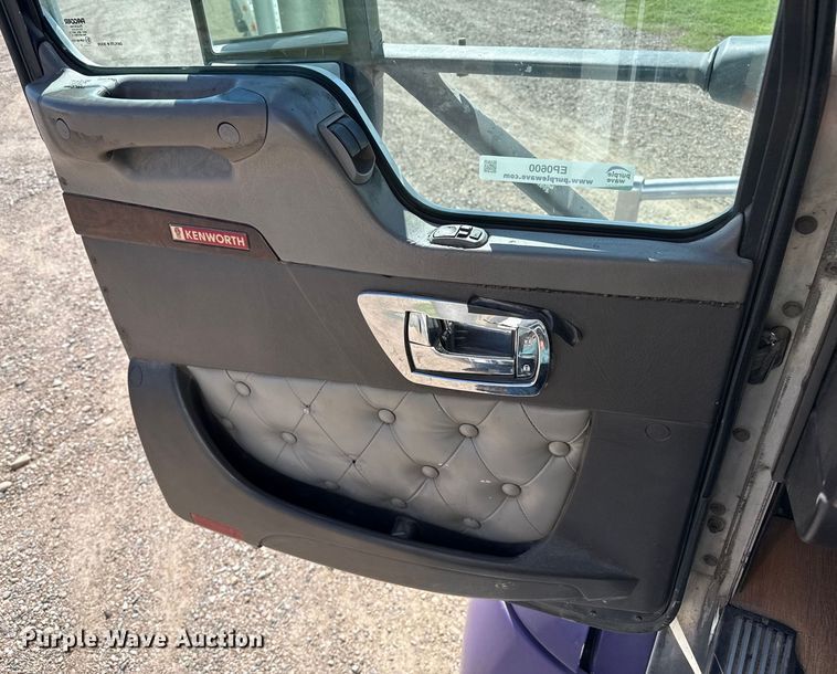 image for item EP0600 2009 Kenworth T600 semi truck