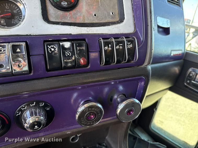 image for item EP0600 2009 Kenworth T600 semi truck