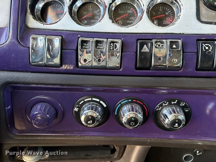 image for item EP0600 2009 Kenworth T600 semi truck