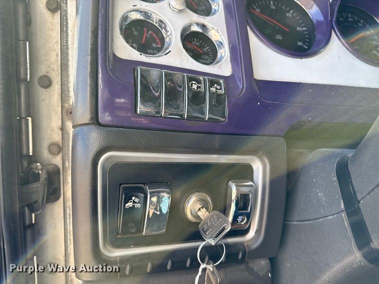 image for item EP0600 2009 Kenworth T600 semi truck